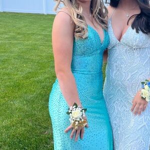 Faviana Prom dress size 4. In amazing condition only worn once.